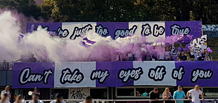 demonstrativ am lila weißen tisch – eine fahrt zur fanszene&nbsp;1907